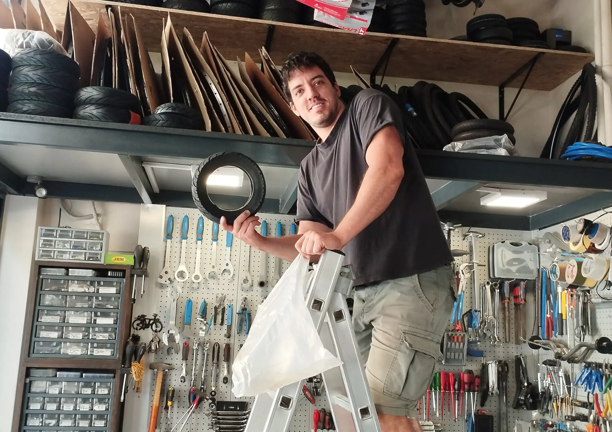 Scopri il mercato definitivo delle biciclette con bFlex: noleggia, prendi in leasing, acquista e accessoria!