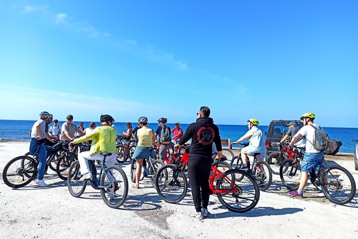Scopri Santorini in Barca e in Bici: Esplora la Bellezza dell'Isola