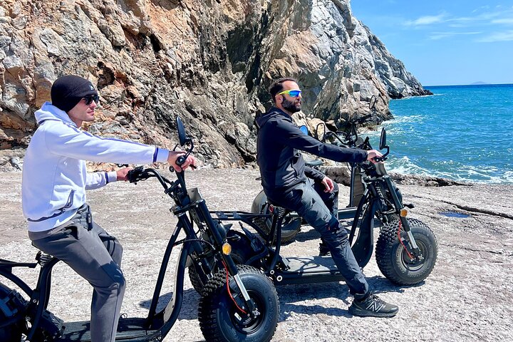 Tour Guidati con Scooter Elettrici a Santorini
